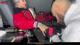 Dövmeci Porno HD Damla özden dövme yaptırırken sikişe yöneldi