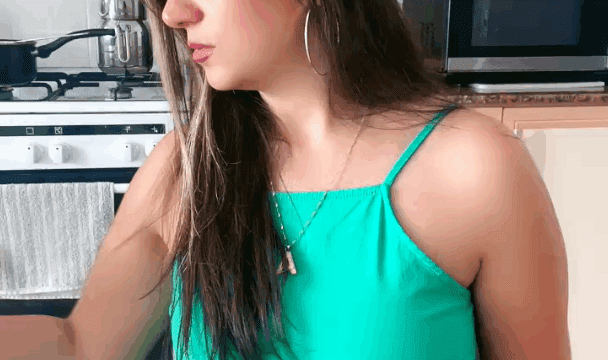 Ayşe Elbi ifşa Yeşil elbiseli gündüz yayınında oynadı
