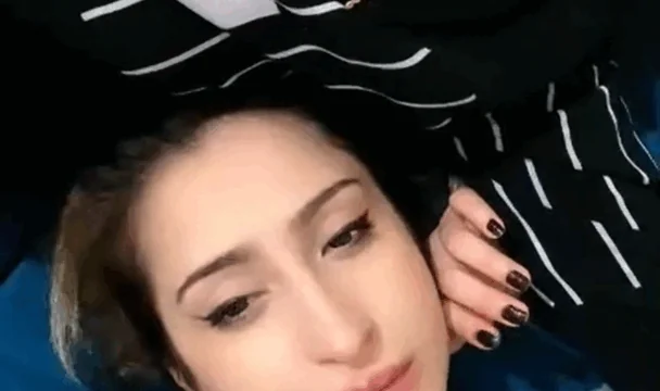 Tango Pabirli ifşa izleyenleri kırmayıp meme gösterdi
