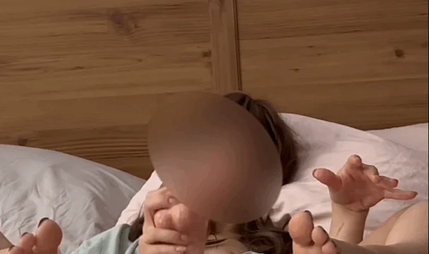 Narcissusplay ifşa Yatağında dildo mastürbasyon yaptı